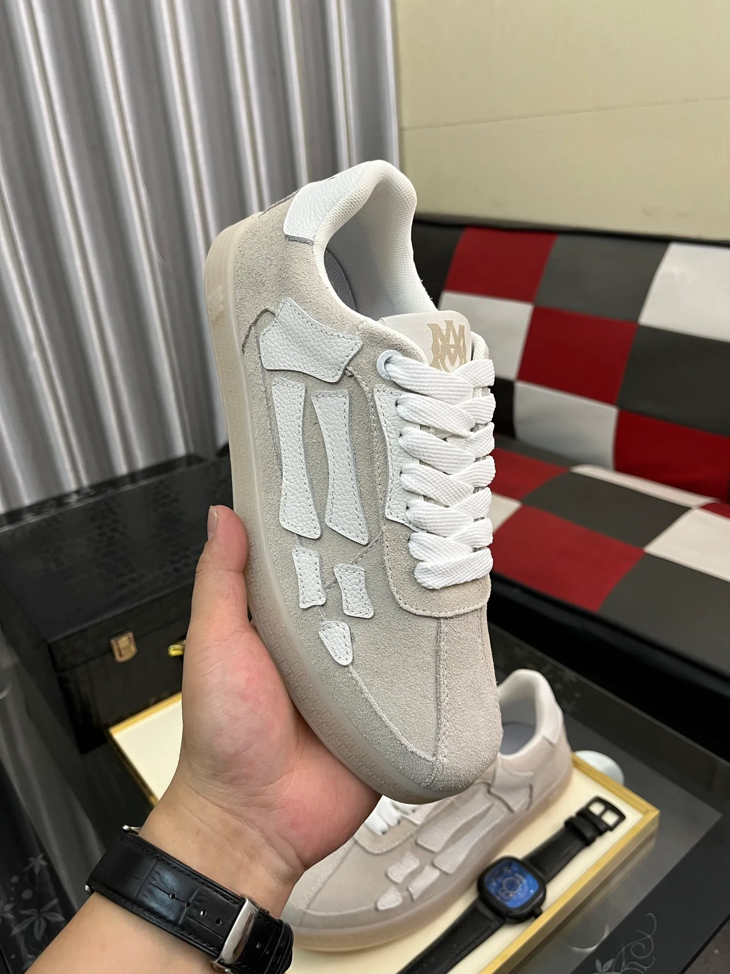 Men's shoes 💰420⌚️⌚️《AMIR*》New men's low-top casual sports sneakers bone shoes, another pair of irresistible bone shoes. Bone shoes are one of AMIRI's most popular items. They use first-layer cowhide uppers. The side bones are made of two cowhide laminations. They have a three-dimensional feel. The leather incisions are all oil-edged. Contrasting color design. Simple style. Fashionable sports. Customized metal LOGO nameplate to embellish shoelaces. Exclusive control of top version. Supports comparison. Breathable mesh lining Original rubber outsole A must-have item for daily leisure Suitable for various occasions Check it out if you are looking for high quality Super cool uppers Size: 38-445️⃣ Colors available